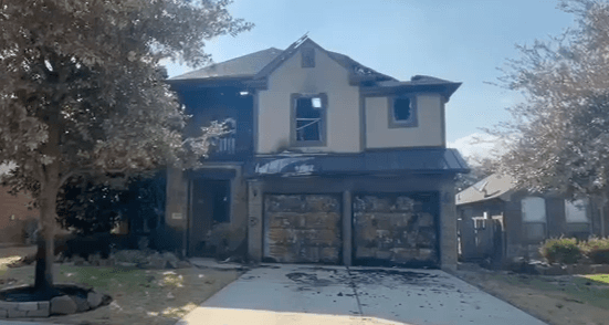 Sin embargo,
<b>cuatro días después, las llamas siguen ardiendo, pero con menos intensidad.</b>