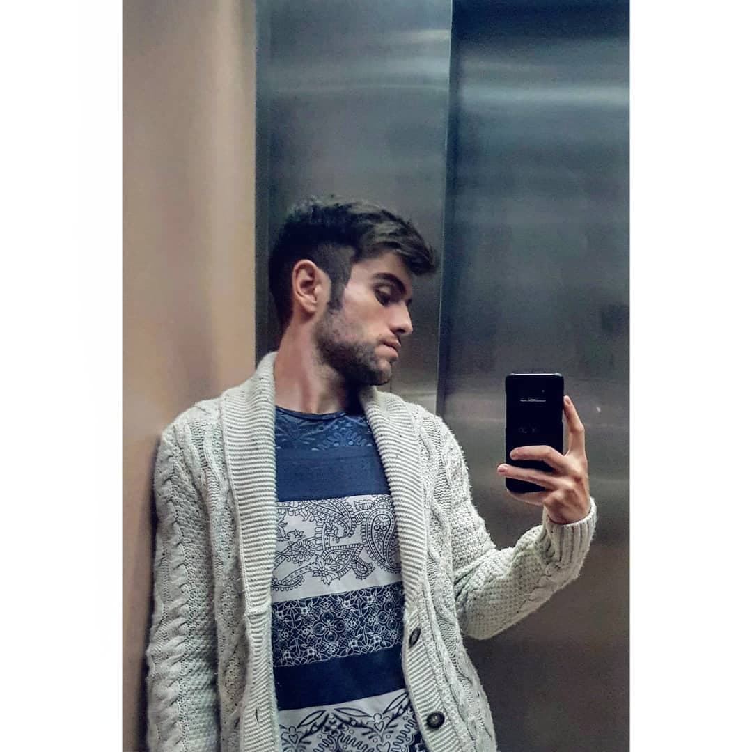 Alberto Garmassi será el actor al frente de este proyecto que contará la historia de un joven de 26 años de edad que trabaja en un despacho de contadores y está obsesionado por encontrar el amor verdadero.
<br>