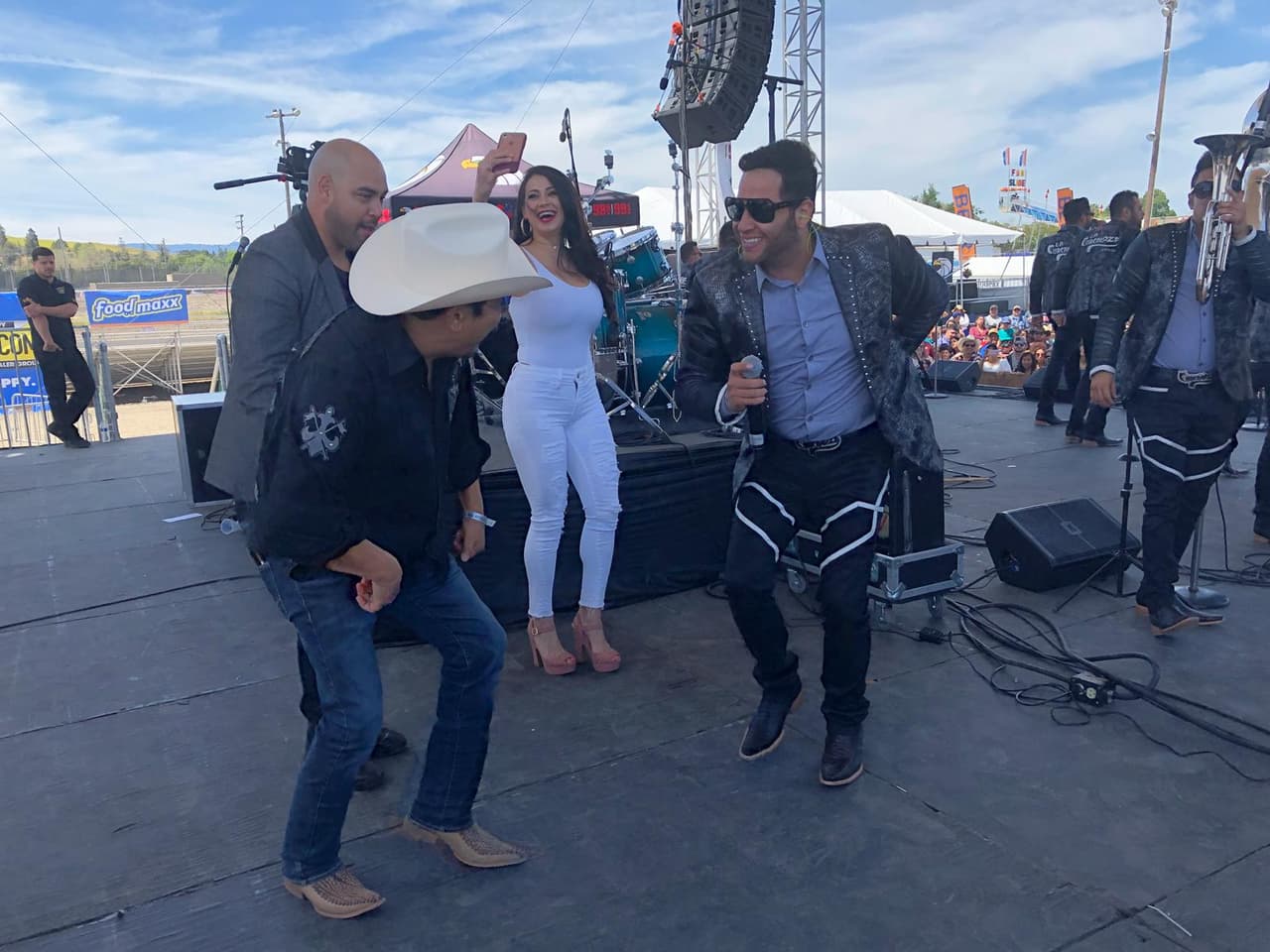 El Feo llegó con las botas bien puestas y muchas ganas de bailar al ritmo de La Chacaloza.