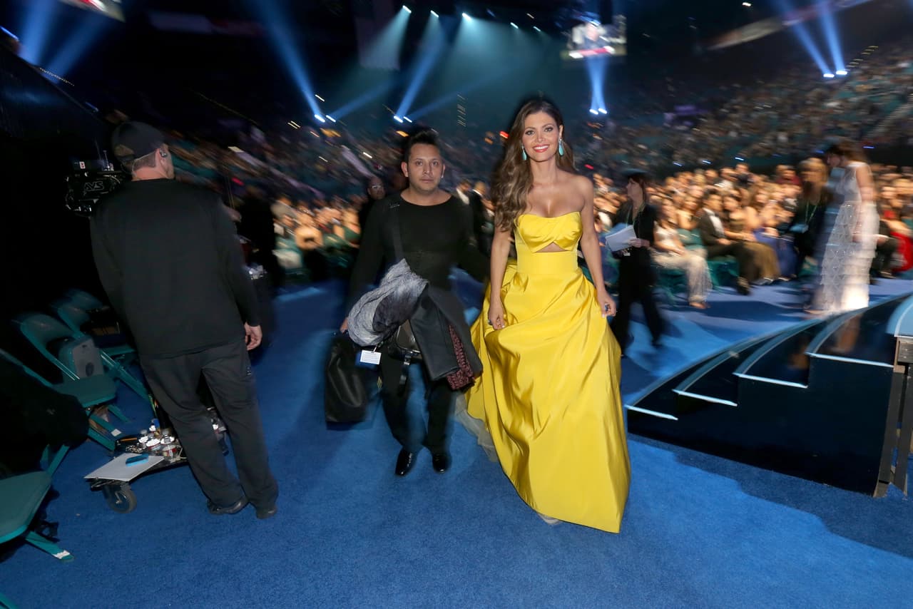 Chiquinquirá, como una princesa corrió por los pasillos de Latin GRAMMY vestida de amarillo.
