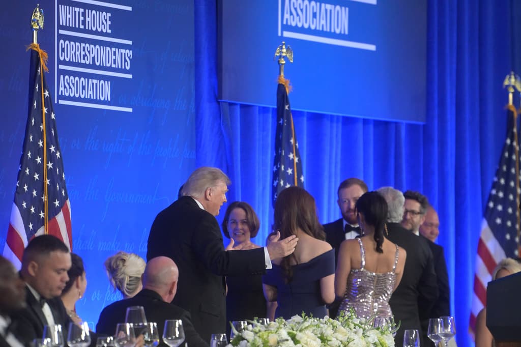 El presidente Donald Trump saluda a miembros del personal del Wall Street Journal galardonados con el premio Katherine Graham al Coraje y la Rendición de Cuentas durante la cena de la Asociación de Corresponsales de la Casa Blanca, celebrada en el hotel Waldorf Astoria de Washington D. C. el viernes 24 de julio de 2026. (Foto AP/Rod Lamkey, Jr.)