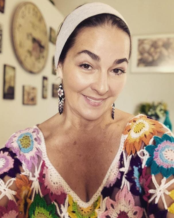 "Ya adelgacé,
<b> ya llevo 20 kilos (44 libras)</b>, pero sí me estoy colgando" y se toca el
<a href="https://www.univision.com/famosos/eugenia-cauduro-peso-cirugia">área de la papada</a>. "A lo mejor en algún momento podemos, ¿por qué no?, ya voy a cumplir en diciembre 54 años".
<br>