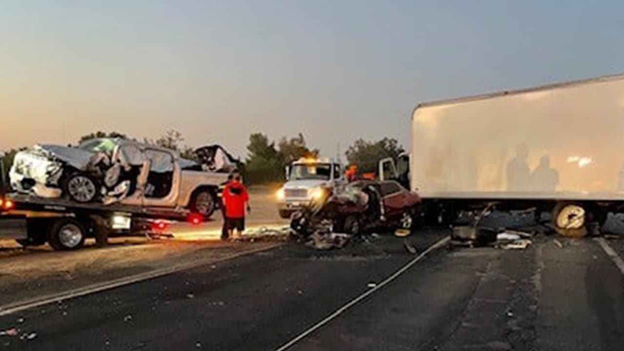 Accidente de camión bloquea carretera del Valle y causa muerte de automovilista que choca contra remolque