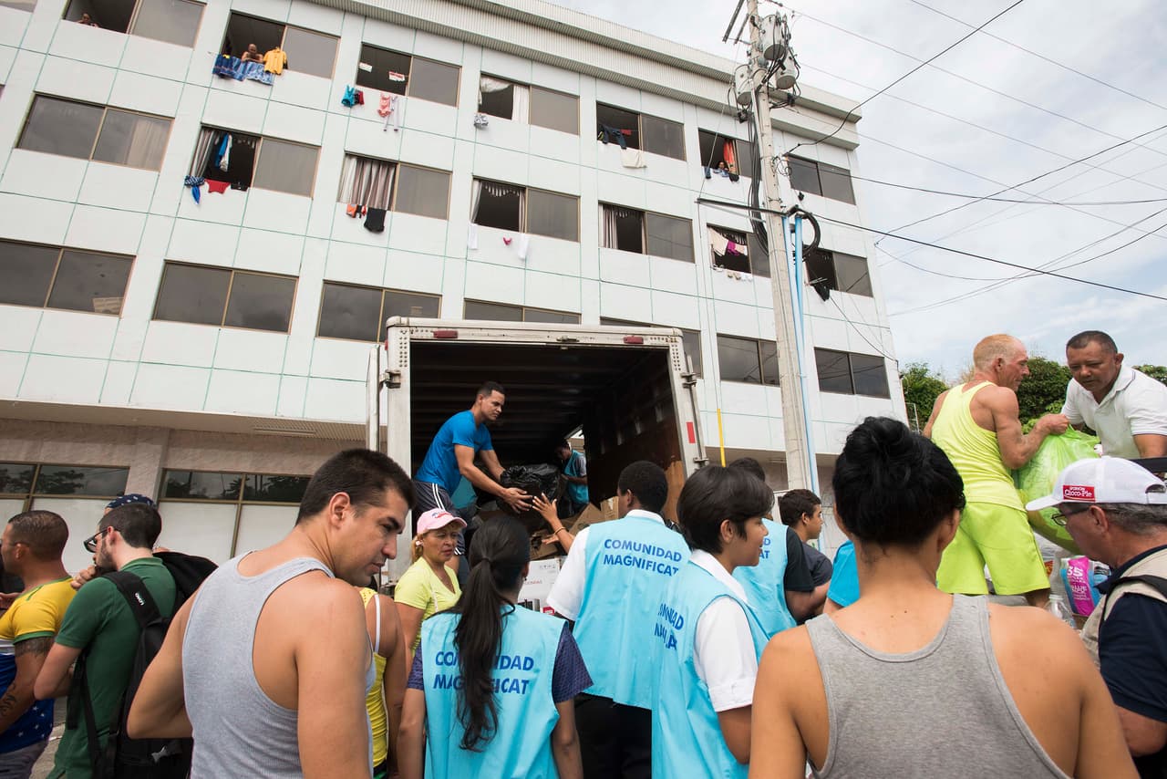 Los que no tienen los recursos para continuar el viaje recurren a organizaciones humanitarias como Cáritas a la espera de ayuda económica.