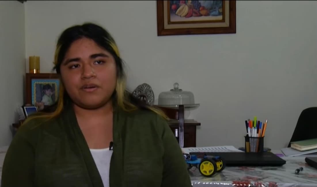 El esfuerzo de Ana Laura también es valorado por sus compañeros, quienes han visto su capacidad para saber trabajar en equipo. "Iniciamos la carrera desde cero y nos hemos apoyado mutuamente,
<b>siempre en equipo</b>", dice la estudiante Yaneth Ibarra.