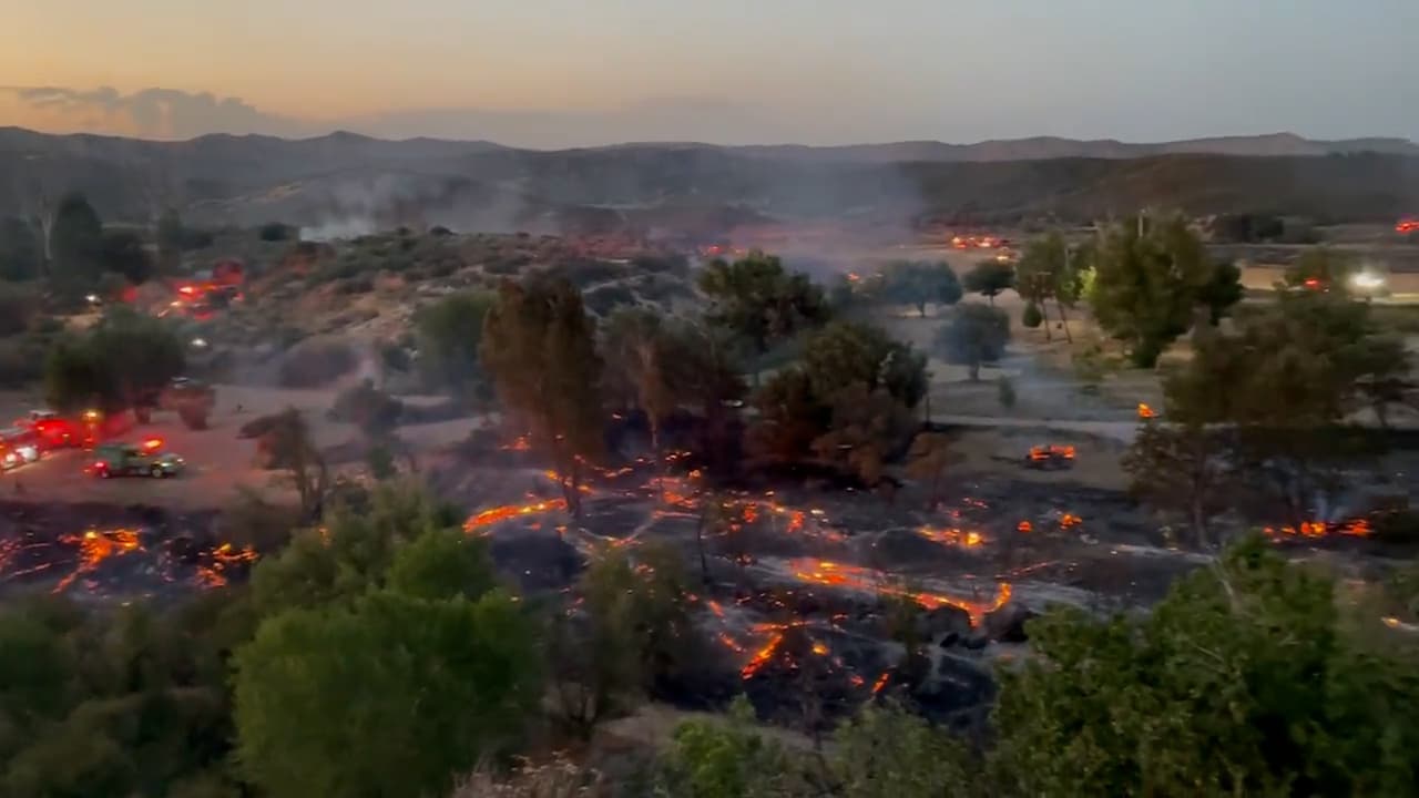 Varias casas destruidas y 28 acres quemados deja incendio en la ciudad de Hesperia