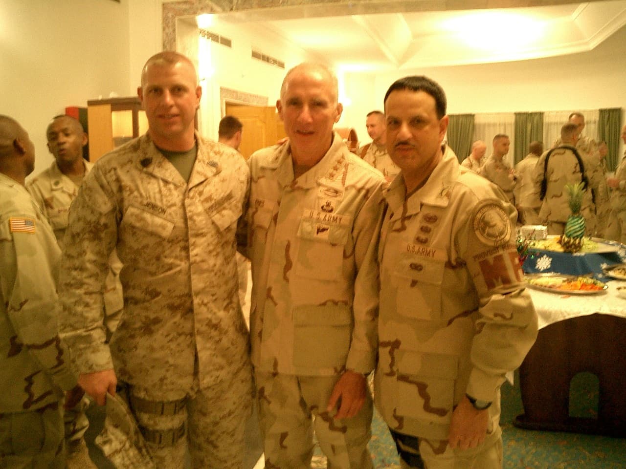 Coronel Claudio con su superior el Teniente General Vines (Centro) en Iraq