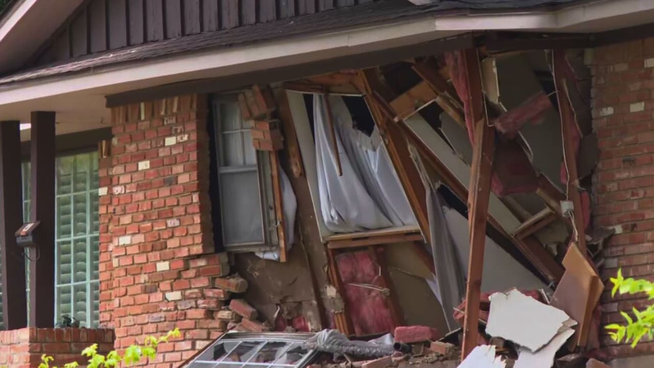 Un accidente interrumpió la tranquilidad del
<a href="https://g.co/kgs/4fmwpr7" target="_blank">vecindario de Woodwick Drive en el sureste de Dallas</a> durante la madrugada del domingo.
<b>Un vehículo que viajaba a alta velocidad se estrelló contra dos casas</b>, dejando un saldo trágico:
<b>el conductor murió en el lugar</b> y su acompañante fue trasladado en estado crítico a un hospital local.