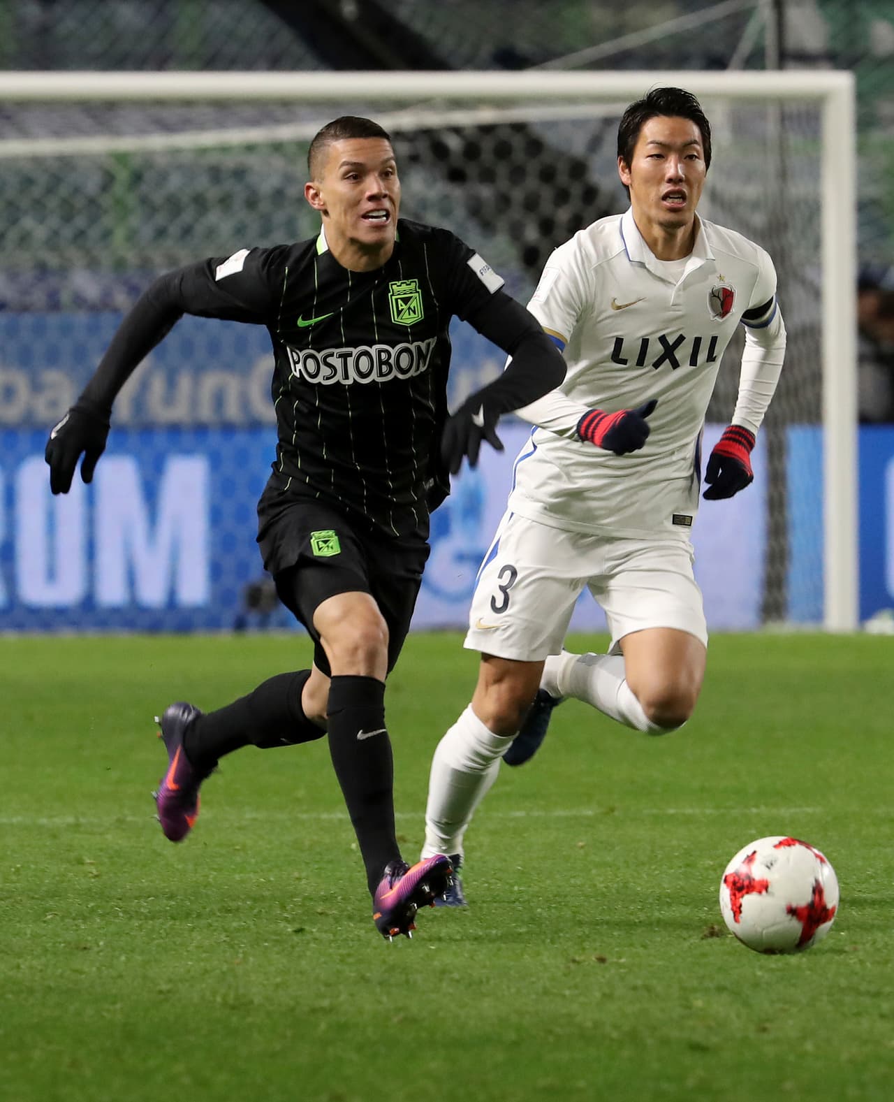 Atlético Nacional tuvo la iniciativa en el comienzo del partido, con Mateus Uribe como destacado en la salida del equipo verde.