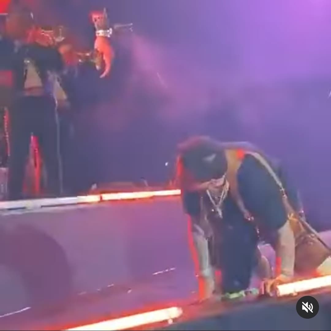 Christian Nodal estaba muy emocionado en su concierto, cuando el pie izquierdo le jugó una mala pasada y terminó en el suelo.