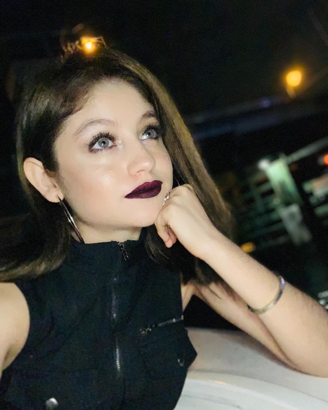 Hasta el momento, a la joven de 19 años de edad no se le conoce ningún novio, a pesar de que en algunas ocasiones se le llegó a relacionar con sus compañeros de ‘Soy luna’.