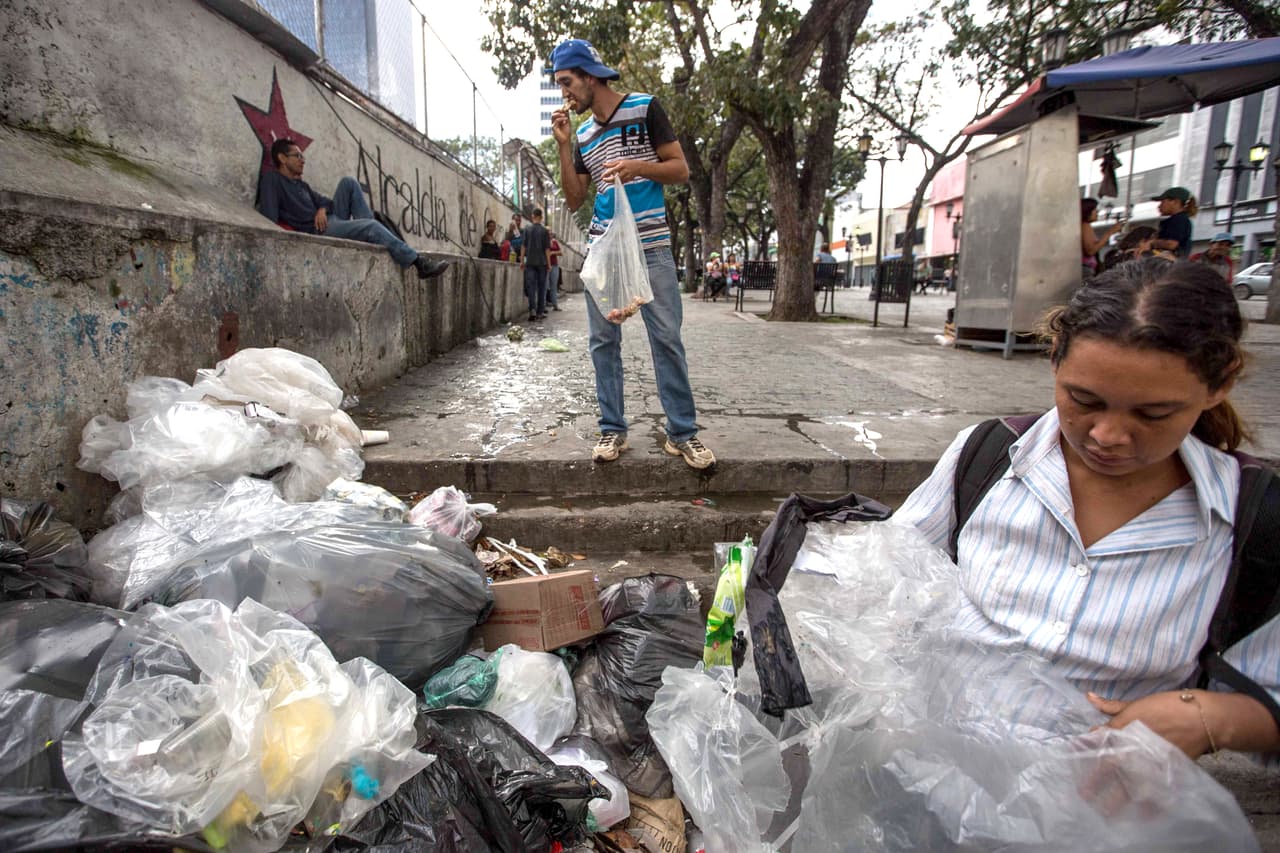 Herminia Medina Villamizar vive en la calle y visita el mismo basurero desde hace año y medio: desde que un incendio arrasó su casa en el barrio de Las Adjuntas y mató a su esposo. "Quedé en la calle con mis cuatro hijos", cuenta Villamizar, de 34 años de edad. De los niños, solo uno va a la escuela y todos solían acompañar a la madre en sus requisas entre los desperdicios.
<b>"Todos venían conmigo al basurero pero uno se enfermó con una infección en el estómago, <a href="http://www.univision.com/noticias/salud/a-los-medicos-venezolanos-les-quita-el-sueno-ejercer-en-medio-de-la-escasez-e-inseguridad">estuvo hospitalizado</a> y no lo traje más"</b>.