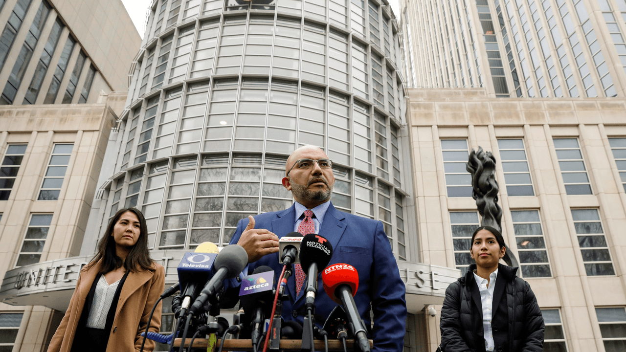 El abogado de Guzmán, Eduardo Balarezo, se opone a un jurado anónimo y protegido alegando que, con esas medidas, se reduce la presunción de inocencia de 'El Chapo' y se da la imagen de que es un hombre peligroso.