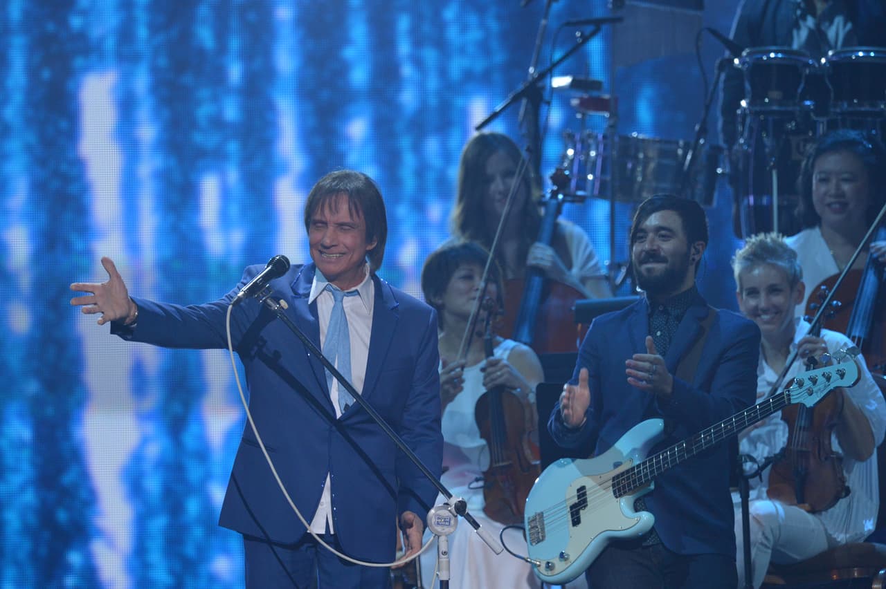 Al cantar, comprobamos una vez más por qué él es uno de los artistas latinos con más discos vendidos en todo el mundo.