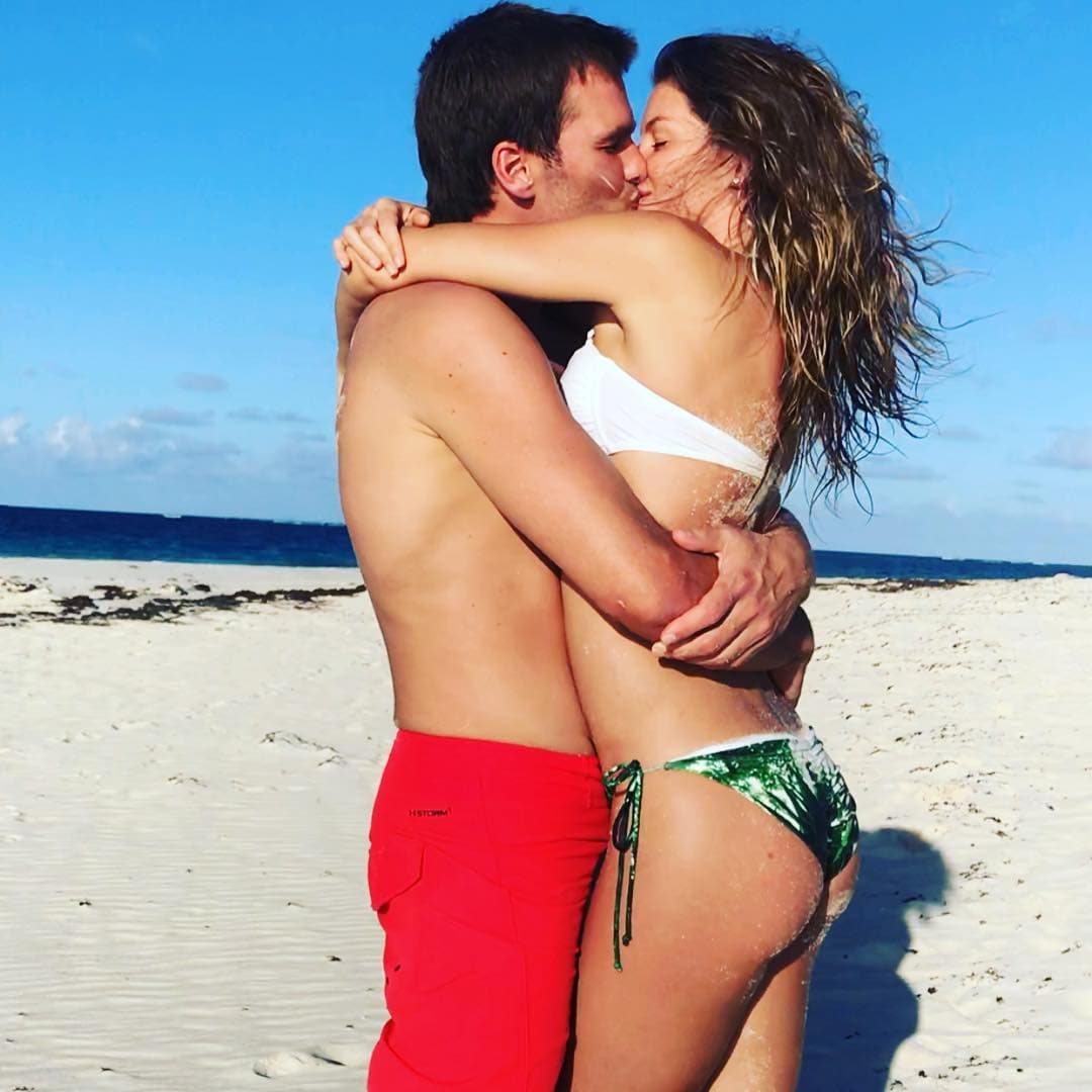 Si bien es conocido su amor con Giselle Bundchen, con quien tiene tres hijos, no se había visto en detalle el cuerpo del jugador hasta las fotos que se filtraron en redes sociales.