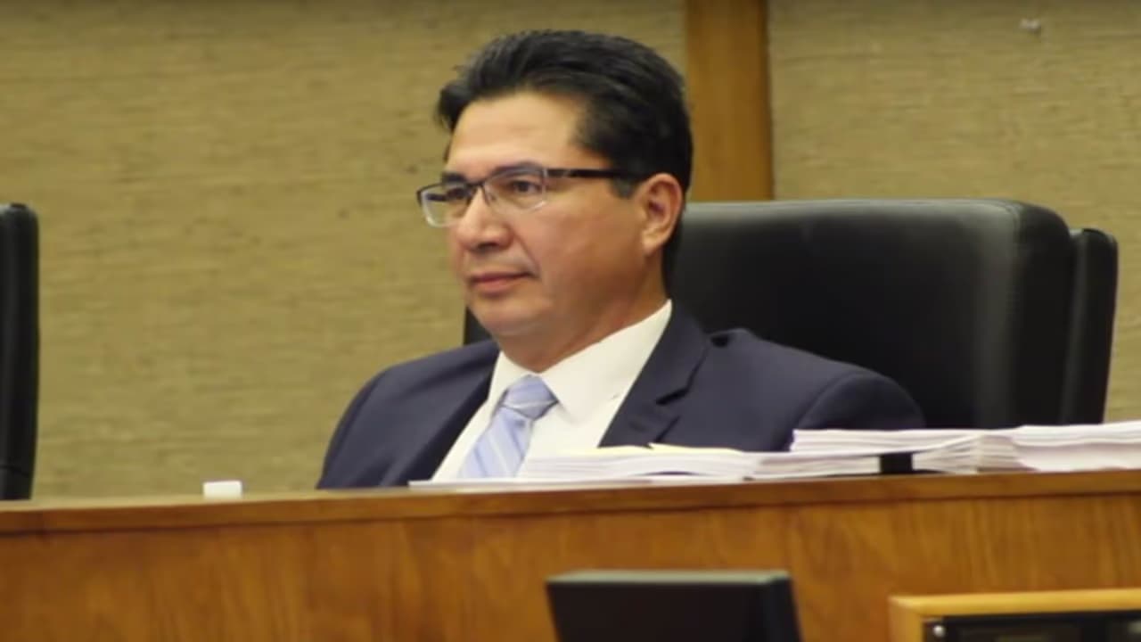 Tenía miles de dólares enterrados en su jardín: FBI destapa corrupción de exconcejal de California