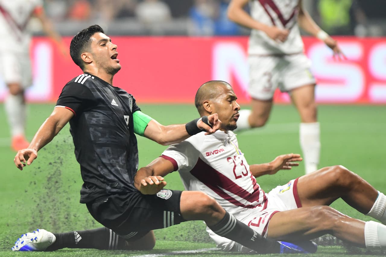 Raúl Jiménez empezaba a hacerse sentir en el área venezolana. Aquí en una ocasión de peligro que quedó en susto.