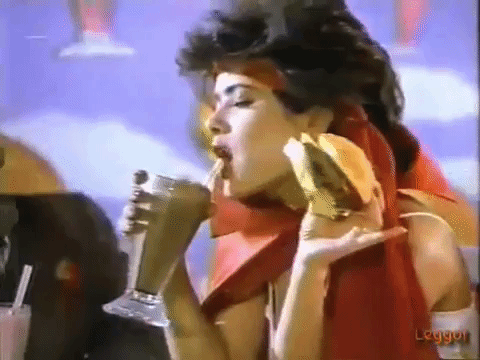 Al final del comercial, Salma disfruta de una malteada y una hamburguesa del lugar al lado de un... ¿lobo con sombrero?