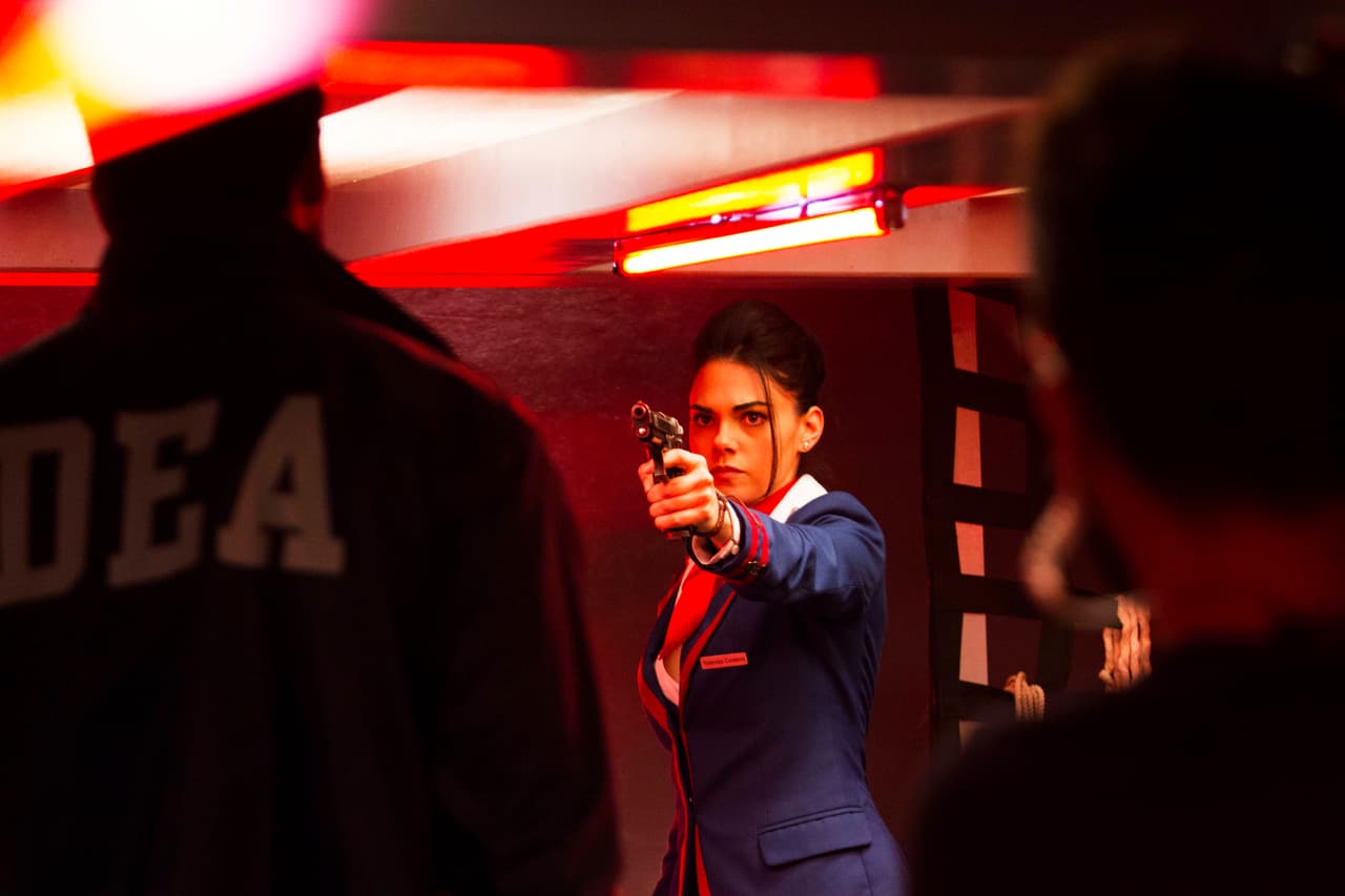 Yolanda aprovechó que uno de los pilotos lo golpeó y le apuntó con su pistola.