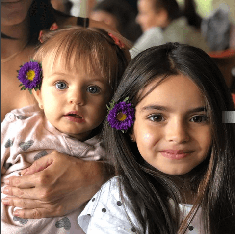 Al pie de las fotografías escribió: "¡Hoy la más pequeña de la familia cumple dos años! FELIZ CUMPLEAÑOS princesita hermosa Kai, TE AMAMOS con todo el corazón! Qué fortuna tan grande tenerte y verte crecer cerca de Aitana, es lo máximo verlas juntas (...)"