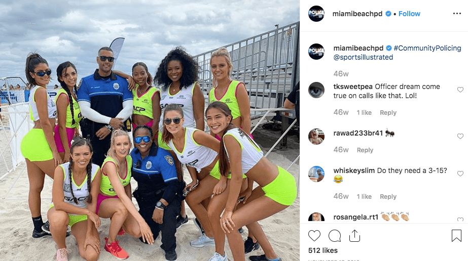 Otra foto muestra a unos funcionarios de la policía de Miami Beach, posando con unas modelos de Sports Ilustrated.
