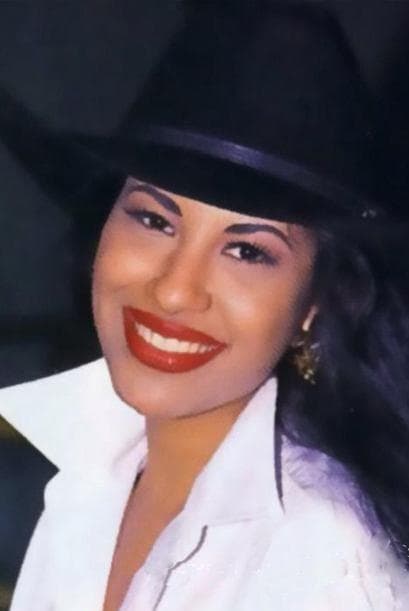 Selena, la famosa e inolvidable cantante de tex-mex, tampoco quiso quedar fuera de las telenovelas y aceptó participar en 'Dos Mujeres Un Camino' en 1993.