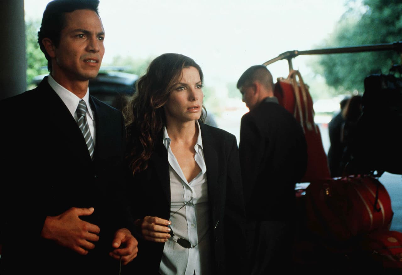 Benjamin Bratt como Eric Matthews y Sandra Bullock como Gracie Hart.