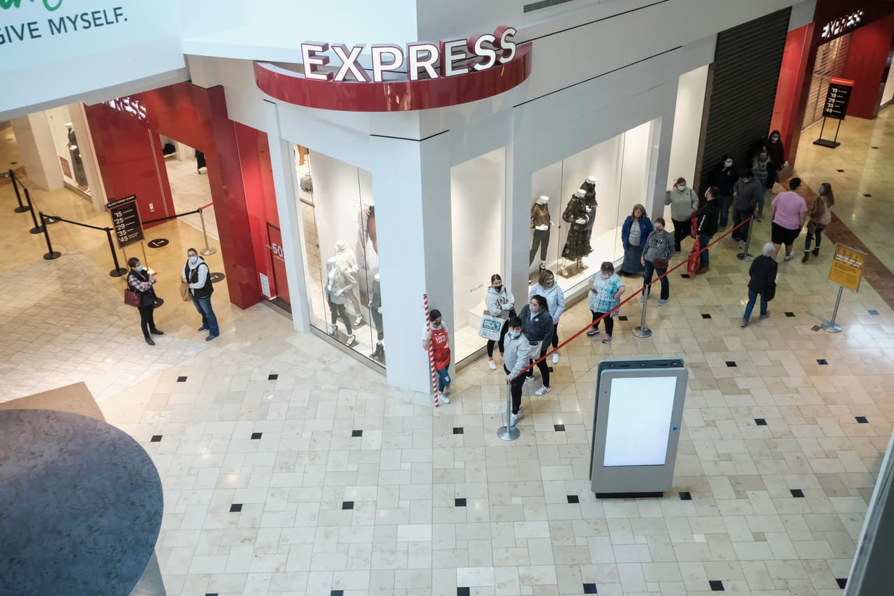 <b>Conéctese con seguridad: </b>compre a través de una conexión Wi-Fi confiable. Evite realizar compras en redes públicas por el riesgo de compartir su información bancaria con otras personas.
<a href="https://www.ncdps.gov/es/blog/2020/11/25/en-esta-temporada-de-celebraciones-compre-en-forma-segura" target="_blank">Vea aquí más consejos del Ncdps para comprar de manera segura.</a>