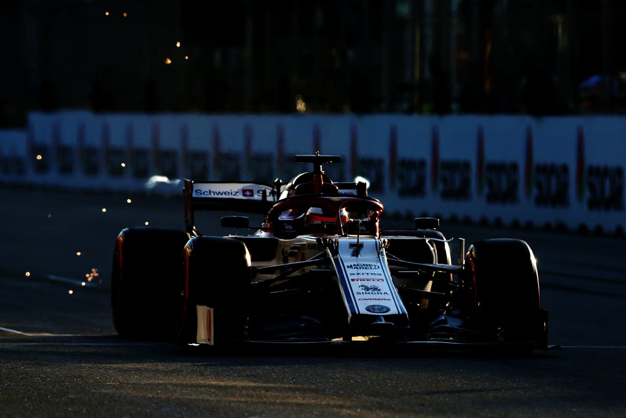 Este sábado se registró una sesión de clasificación accidentada con los choques en la misma curva de Robert Kubica y Charles Leclerc (favorito a la Pole). Al final, los Mercedes lograron el 1-2 con Valtteri Bottas primero y Lewis Hamilton segundo, Sebastian Vettel (Ferrari) tercero, Max Verstappen (Red Bull) cuarto y Sergio 'Checo' Pérez (Racing Point) quinto.