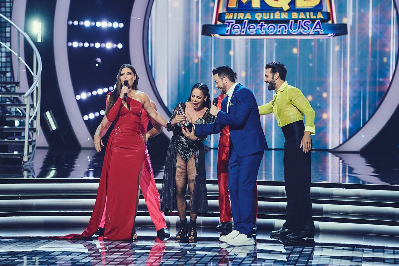 Visiblemente emocionada, Lis recibió el reconocimiento e invitó a la audiencia a seguir donando a esta noble causa.