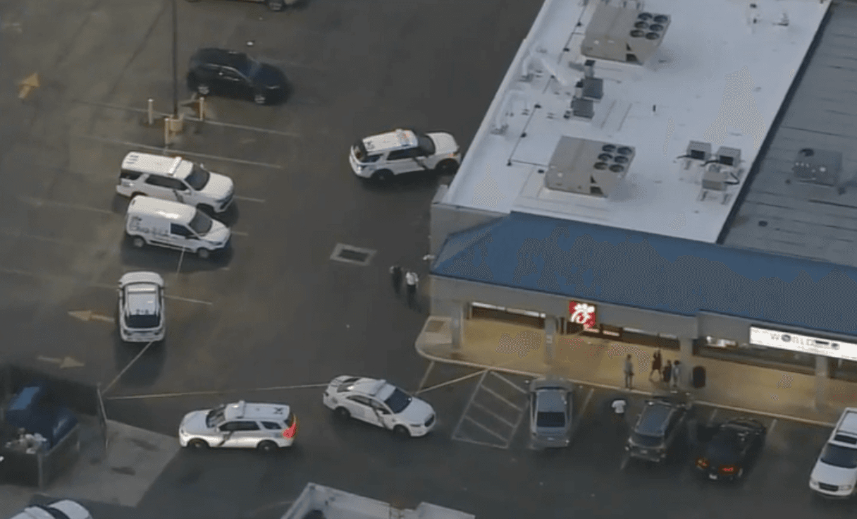 La policía encontró un casquillo gastado fuera del Chick-fil-A. También dijeron que el video de vigilancia capturó el tiroteo. El pistolero conducía un Mercedes Benz blanco y tenía un tatuaje en el cuello, según los investigadores. El conductor de DoorDash pudo escapar, pero luego fue detenido. Las fuentes dijeron que es una persona de interés.