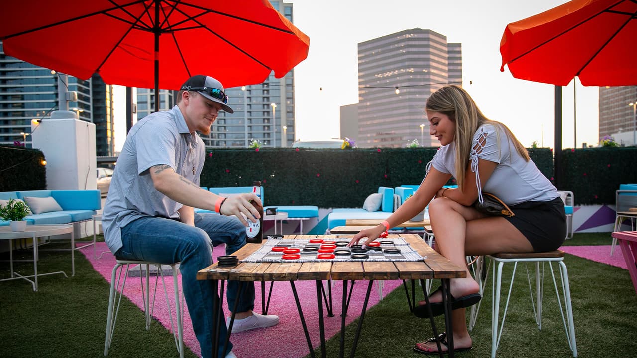 Para conocer las películas que proyectarán, puedes hacer
<a href="https://rooftopcinemaclub.com/houston/venue/uptown/" target="_blank">click aquí</a>.