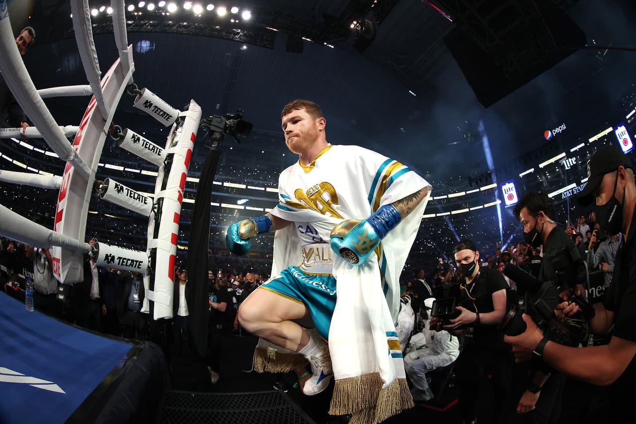 <a href="https://www.univision.com/deportes/temas/saul-canelo-alvarez">Saúl el “Canelo” Álvarez</a> se presentó ante más de 70,000 aficionados,
<a href="https://www.univision.com/local/dallas-kuvn/fanaticos-se-agarran-a-punetazos-durante-la-pelea-del-canelo-alvarez-y-saunders-en-texas-video">quienes asistieron para presenciar la pelea contra Saunders este pasado sábado en el norte de Texas.</a>
<br>
<br>(Photo by Al Bello/Getty Images)