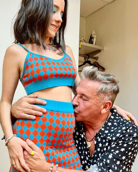 Evaluna y Camilo son quienes convirtieron a Montaner en abuelo por quinta ocasión. Según dijo en un post de Instagram, él es el presidente del
<a href="https://www.univision.com/famosos/indigo-la-bebe-de-camilo-y-evaluna-montaner-reaparecen-fotos">“club de fans” de Índigo</a>.
<br>