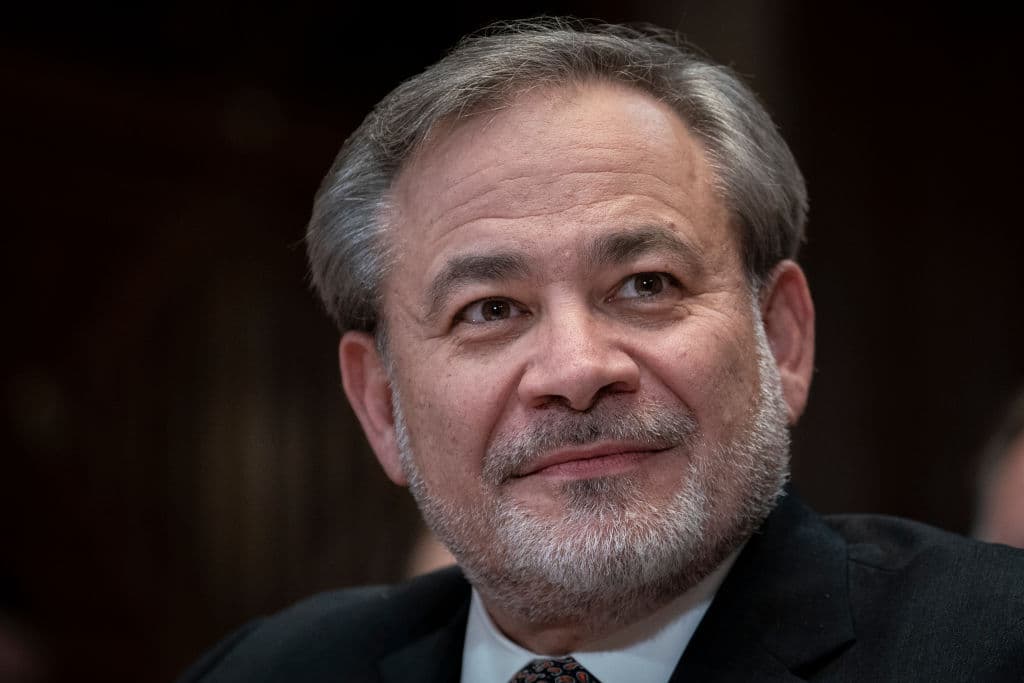 <b>Dan Brouillette, secretario de Energía: </b>promovió la reelección del presidente Trump durante una entrevista oficial en el Brian Kilmeade Show, que es transmitido por Fox Radio el 26 de octubre de 2020. En el segmento Brouillette criticó las propuestas del entonces candidato Joe Biden para limitar el fracking, reproduciendo la línea de ataque de la campaña republicana.