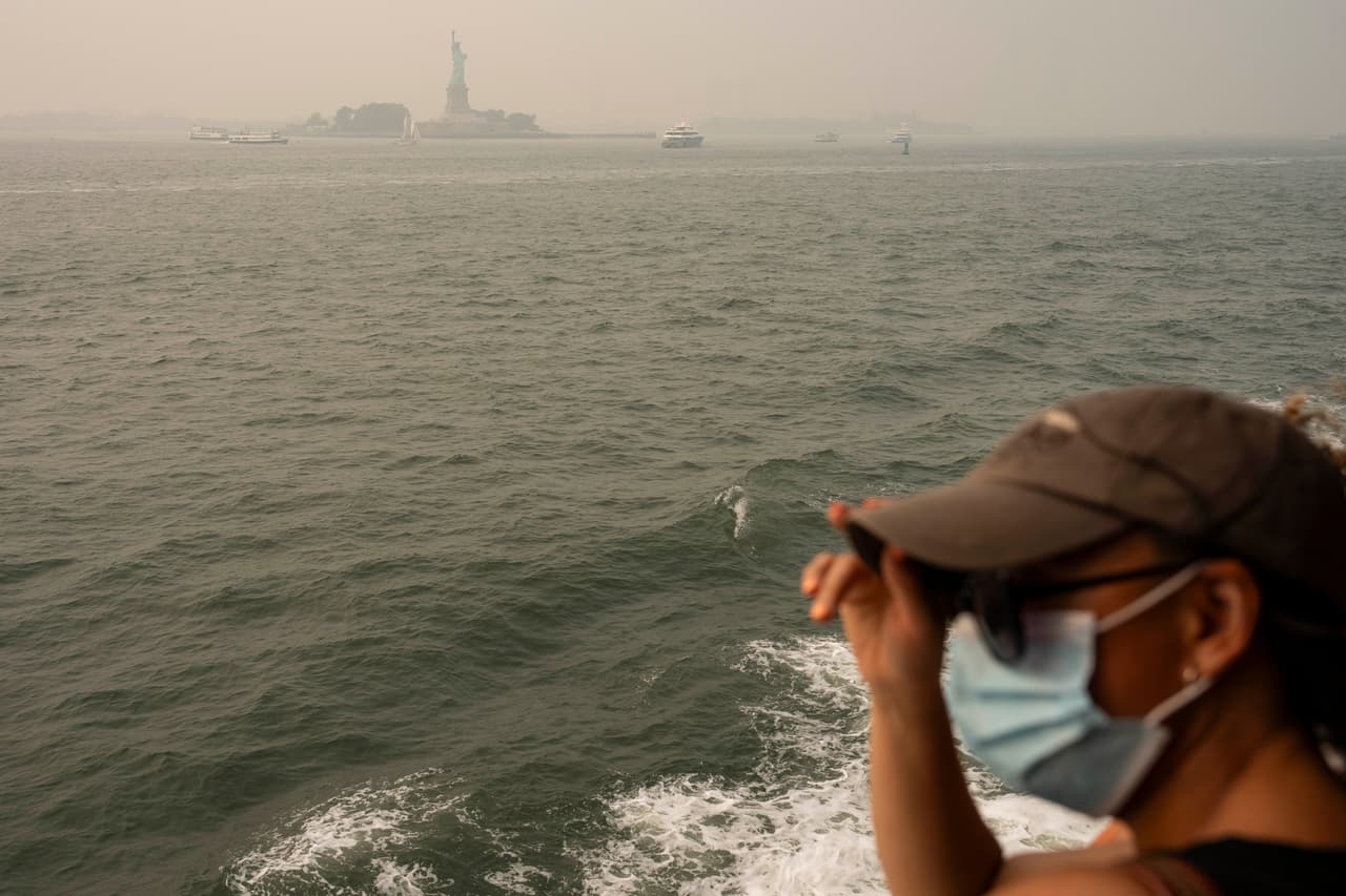 Una mujer usa máscara de protección en el Ferry de Staten Island.
