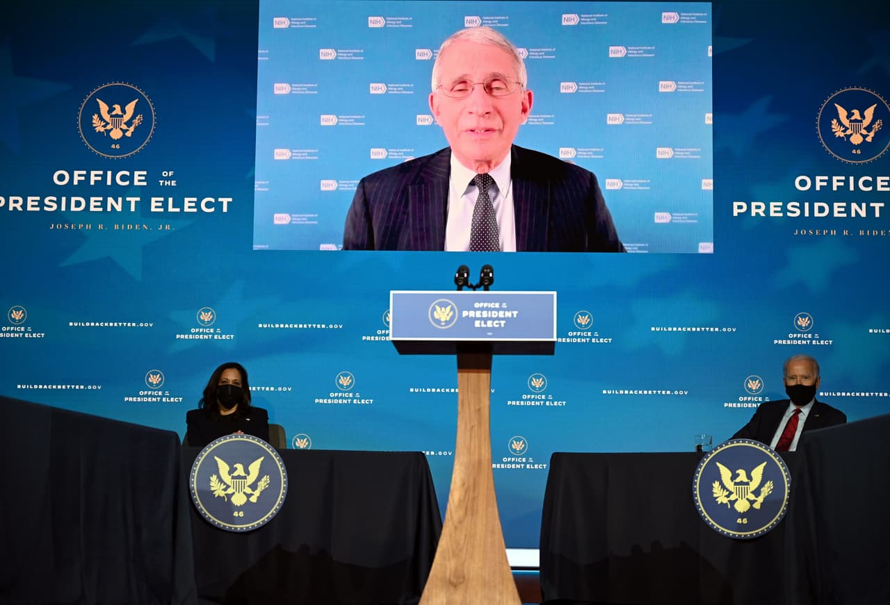 Anthony Fauci, director del Instituto Nacional para Enfermedades Infecciosas y Alérgicas, habla en un monitor después de que el presidente electo Joe Biden lo designara como asesor presidencial sobre la pandemia del coronavirus, el 8 de diciembre del 2020 en Wilmington, Delaware.
