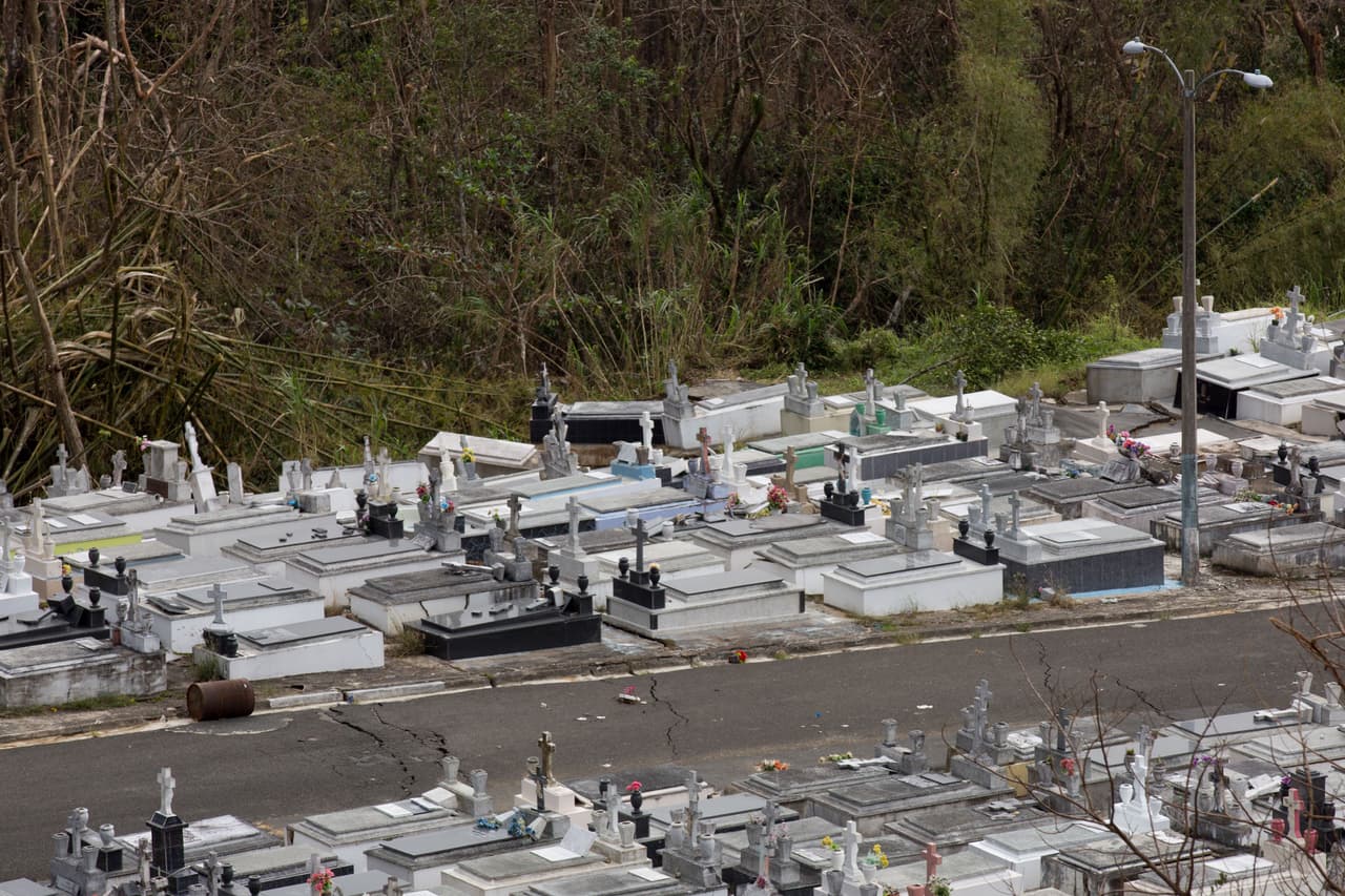 Las autoridades pidieron a los habitantes de las viviendas que están en las montañas sobre el cementerio que evacuaran sus casas por el peligro de que también puedan derrumbarse por la húmedad del terreno en esa zona.