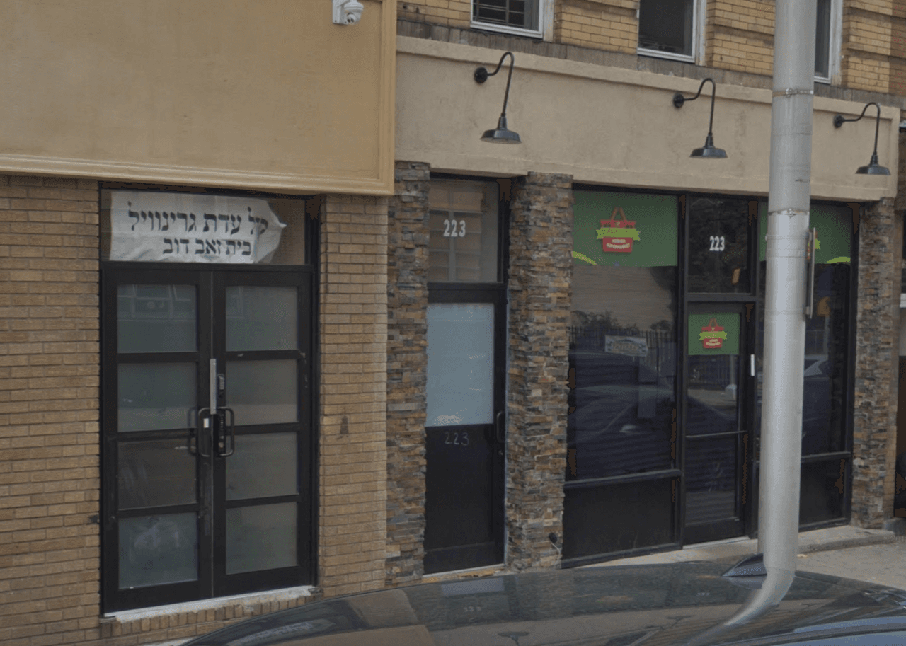 Yeshiva justo al lado de JC Kosher Supermarket, donde ocurrió el tiroteo.