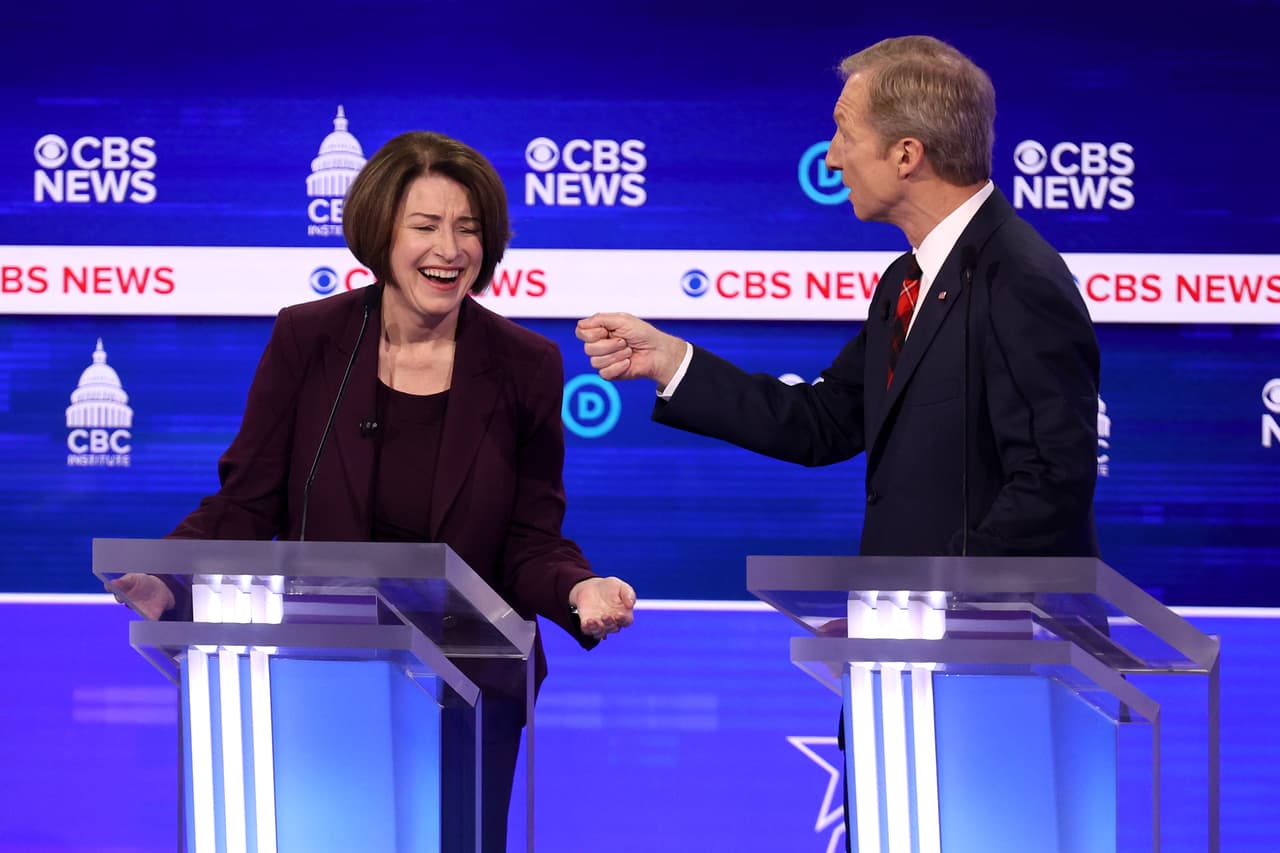 La senadora Klobuchar criticó, igual que lo ha hecho Warren, que el presidente haya hecho recortes en programas de salud que ahora podrían estar afectando la respuesta del país a la propagación del nuevo
<b><a href="https://www.univision.com/temas/coronavirus">coronavirus</a></b>. "Como presidente coordinaría para estar mejor preparados para otra pandemia"
<b>,</b> dice al asegurar que invertiría más en educación. El multimillonario
<a href="https://www.univision.com/noticias/politica/el-ambientalista-multimillonario-tom-steyer-el-ultimo-en-entrar-en-una-concurrida-contienda-presidencial">Tom Steyer</a> fue el que menos participación tuvo en el debate, con poco más de 7 minutos, frente a 13 de Klobuchar y más de 15 de Sanders.