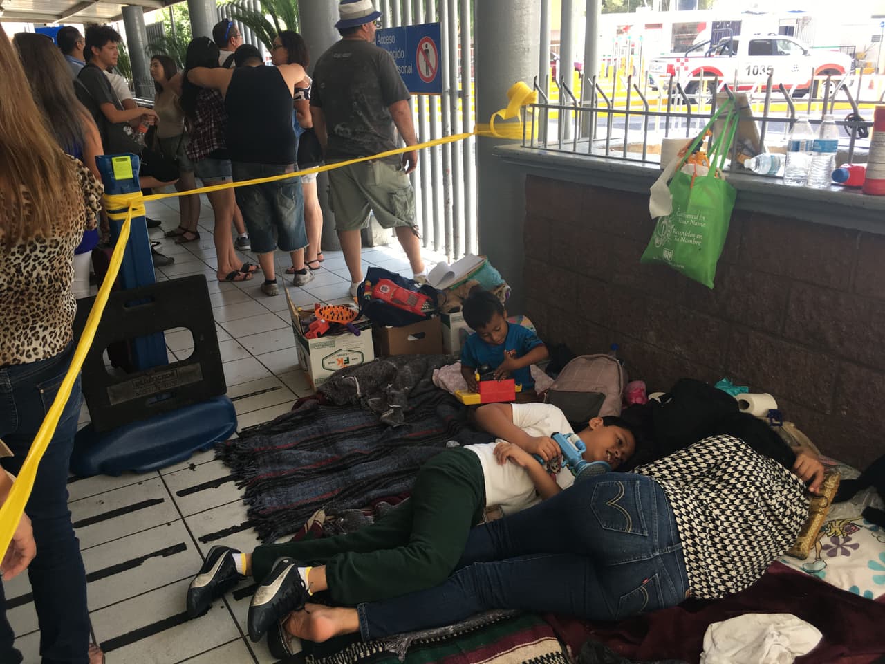 Duermen en colchonetas y con cobijas donadas por activistas y miembros de la comunidad.