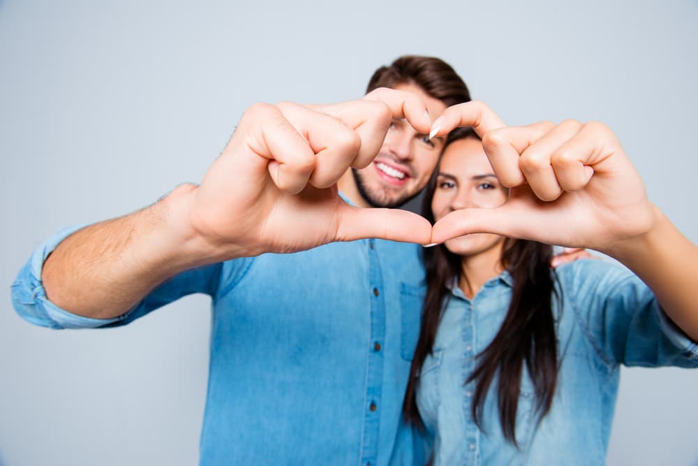 En el plano sentimental estás muy bien auspiciado peor te estás ilusionando con quien acabas de conocer y eso no es bueno, una cosa es la emoción pasajera pero de ahí a comprometerte seriamente hay mucha diferencia, estudia bien las cosas y si esa persona crees que es la adecuada adelante y que el amor te llene de felicidad.
<br>