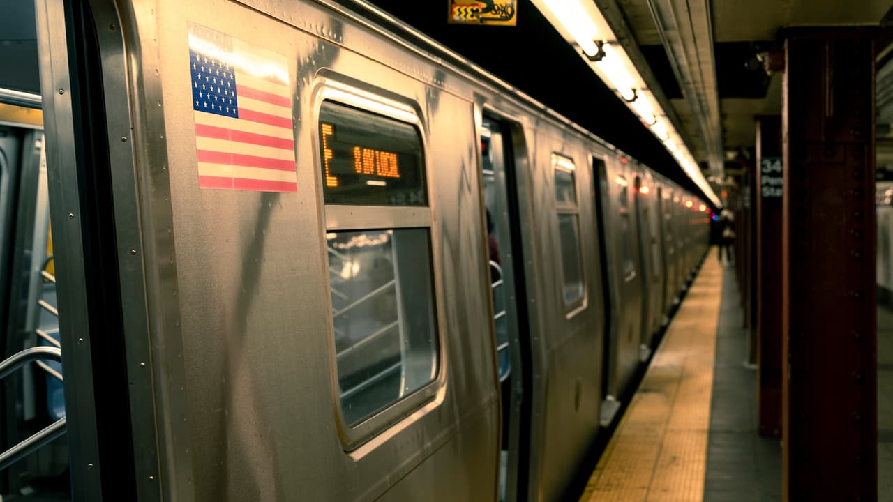 Hombre muere tras quedar atrapado en las puertas del tren y ser arrastrado por el andén en Brooklyn