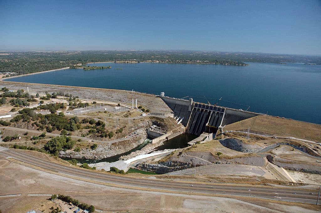 Liberación de agua de la presa Folsom pone en riesgo a personas sin hogar que habitan a la orilla del río American