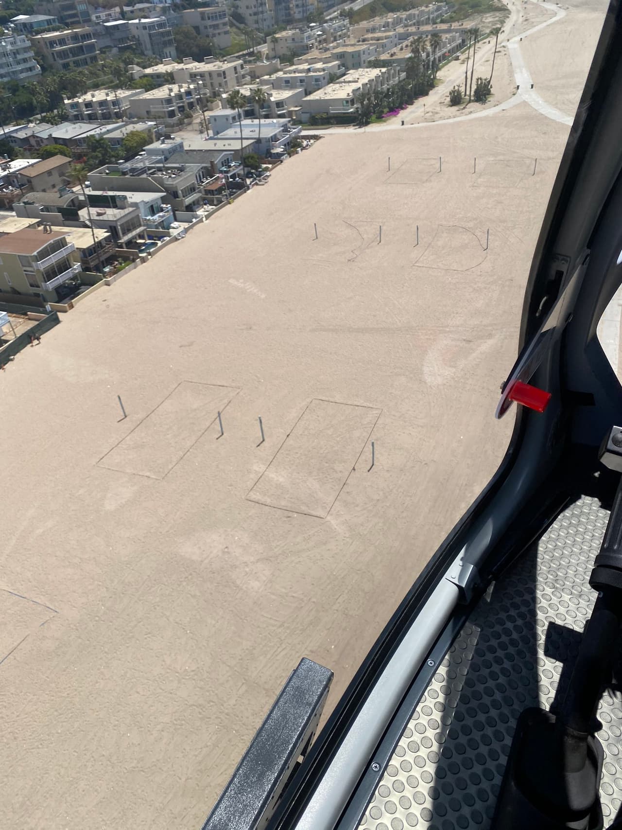 Imágenes áreas publicadas por el LAPD dan muestra de las playas vacías desde Malibú hasta Venice Beach.