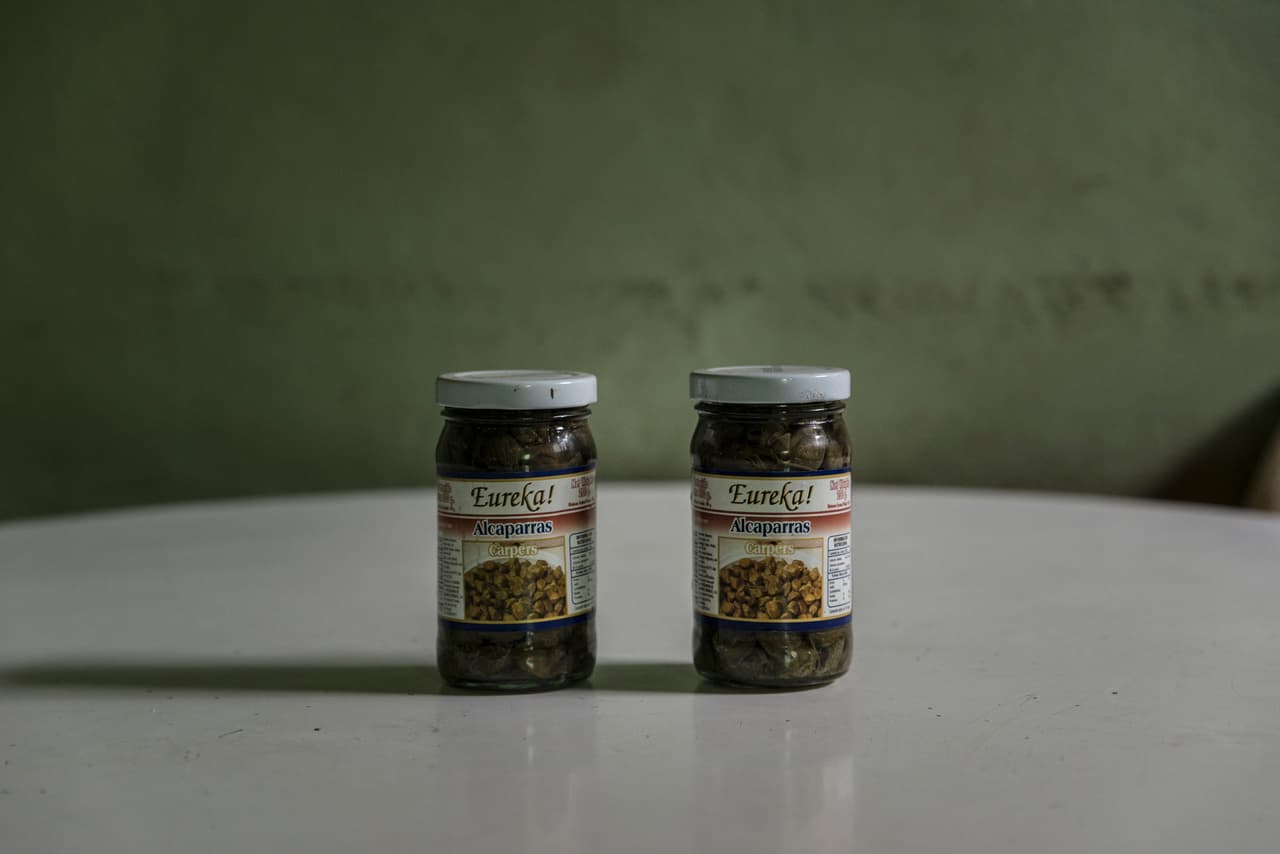 De los ingredientes de las tradicionales hallacas, este año solo pudo reunir dos frascos de alcaparras. "Recuerdo cuando habían competencias de quien decoraba más bonito en navidad, en las casas, y hasta en las tiendas. Este año es muy doloroso, estamos viviendo una situación muy apretada, parece mentira que hayamos llegado a esto".
<br>
<br>