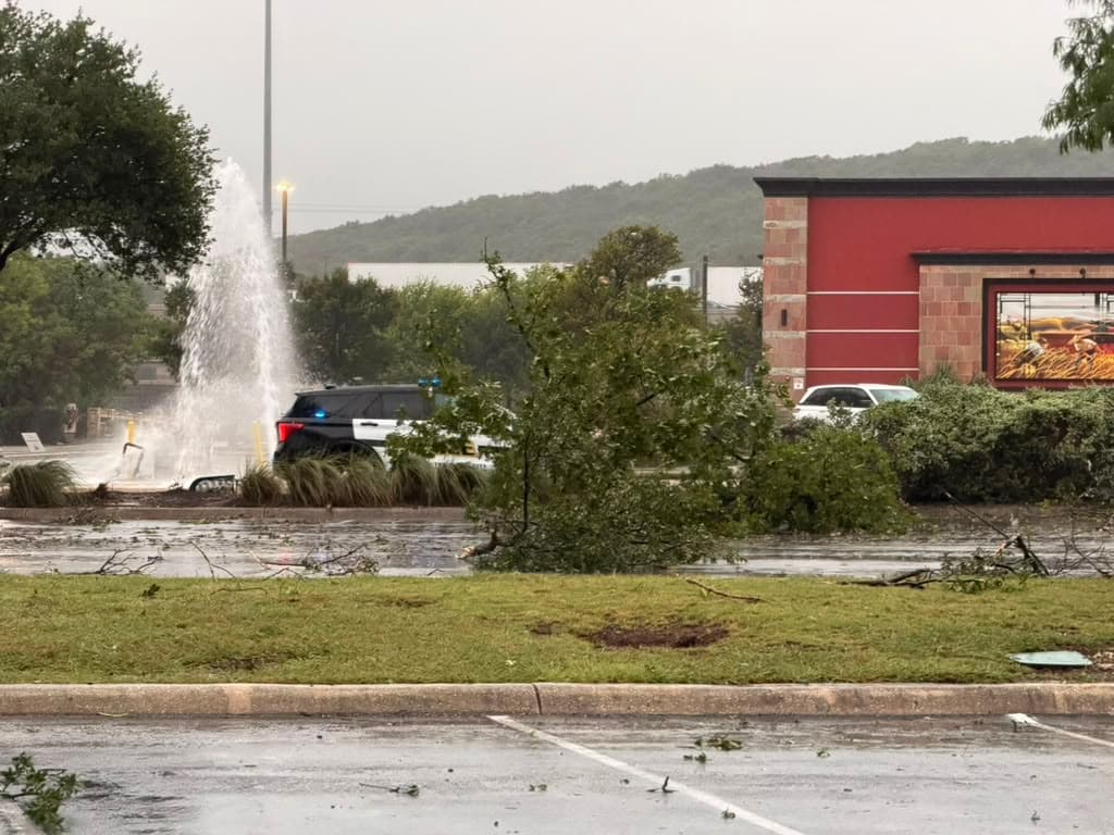 <b> <a href="https://www.univision.com/local/san-antonio-kwex/aviso-tornado-activado-alerta-lluvias-inundaciones-repentinas-san-antonio-austin-texas-fotos">Un tornado tocó tierra alrededor de las 8:26 de la mañana en el norte de San Antonio</a></b>, en el área de La Cantera.