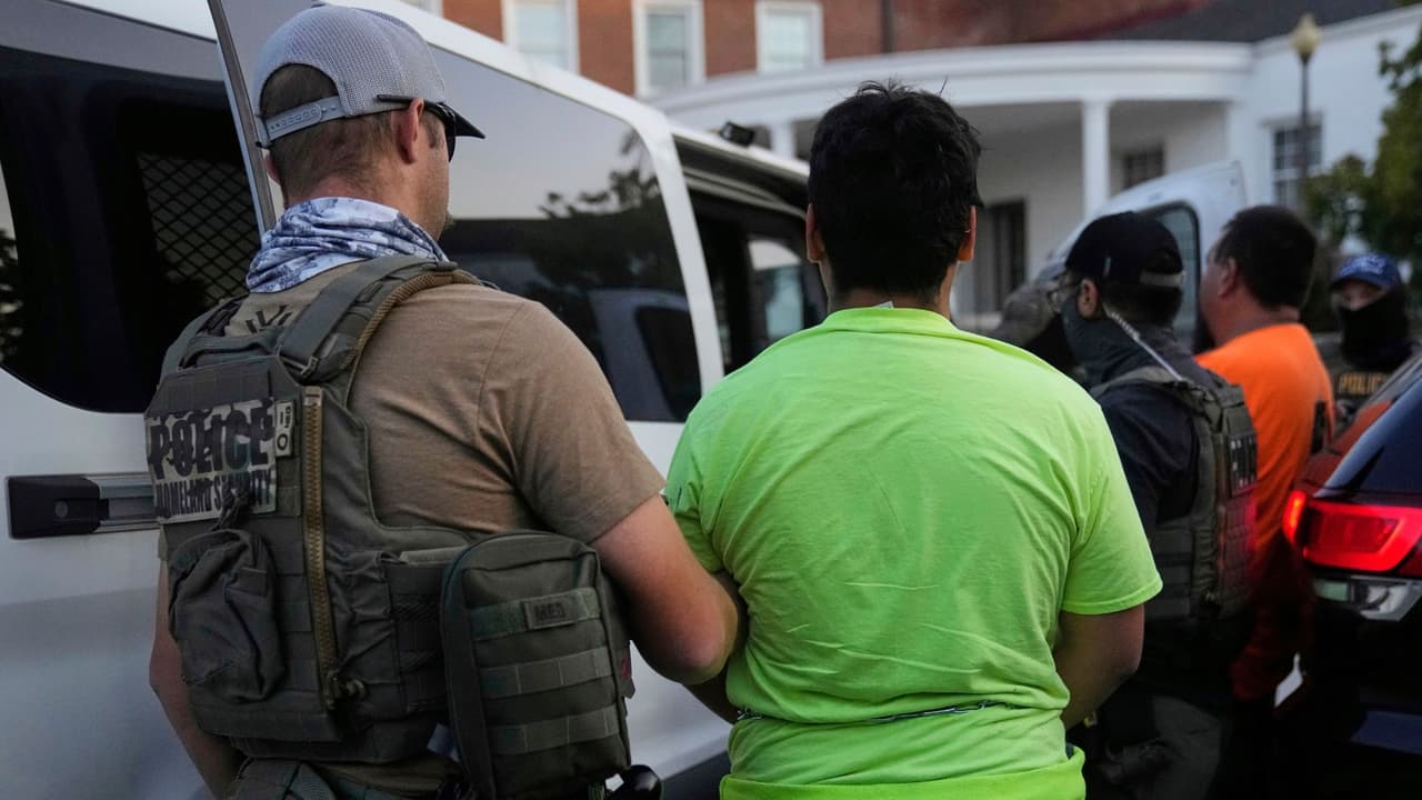 Corte federal frena temporalmente la liberación de cientos de detenidos por ICE en Chicago