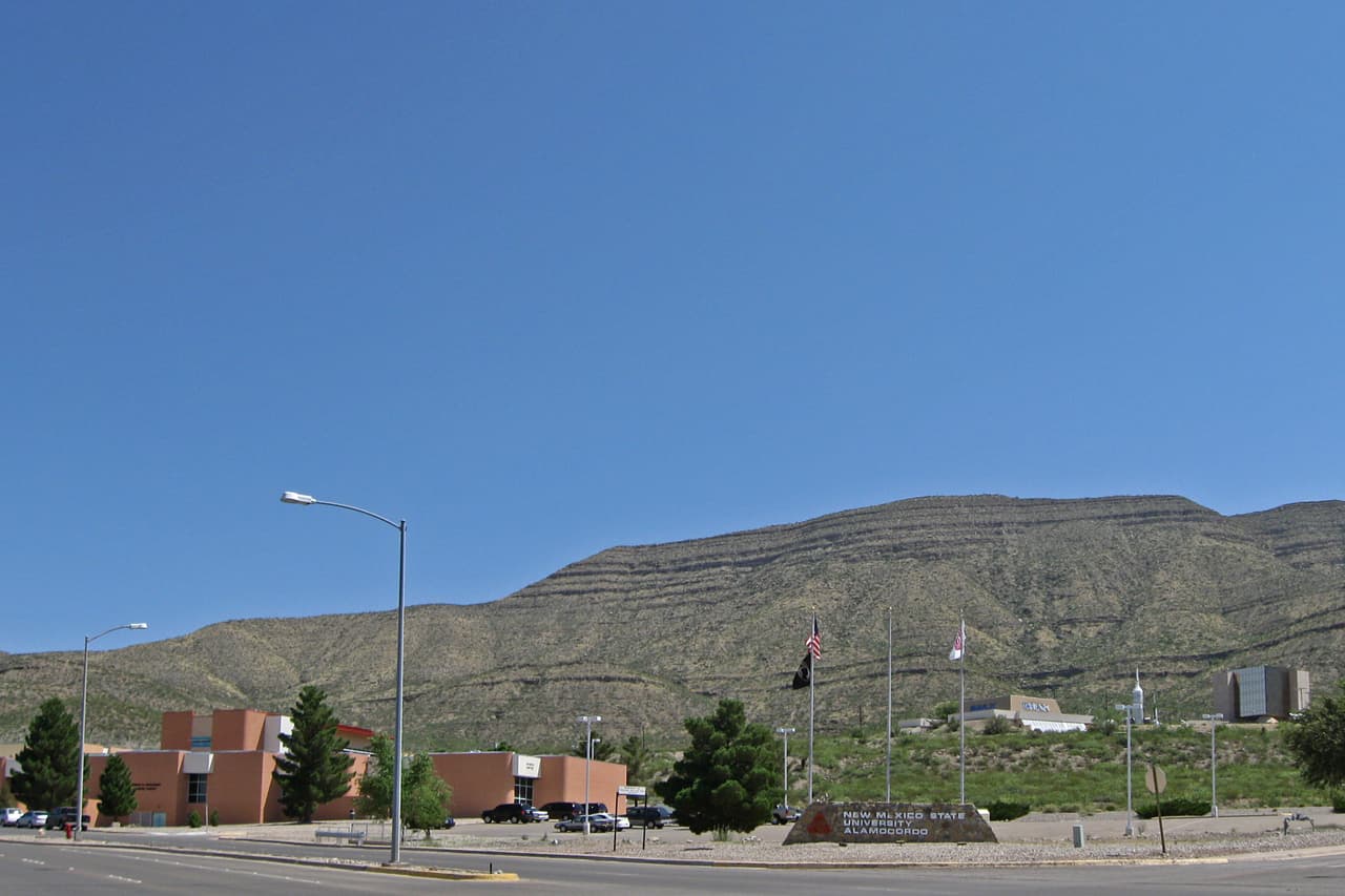 <b><a href="https://www.univision.com/temas/nuevo-mexico">Nuevo México</a>: </b>Todos los estudiantes, sin importar su estatus migratorio, disfrutan de los mismos beneficios en este estado, entre ellos el pago de matrículas de residentes en los centros de educación superior y ayuda financiera estatal. Solo deben haber asistido a una intermedia o secundaria del estado al menos durante un año, o haberse graduado de bachiller o tener un GED emitido en Nuevo México.