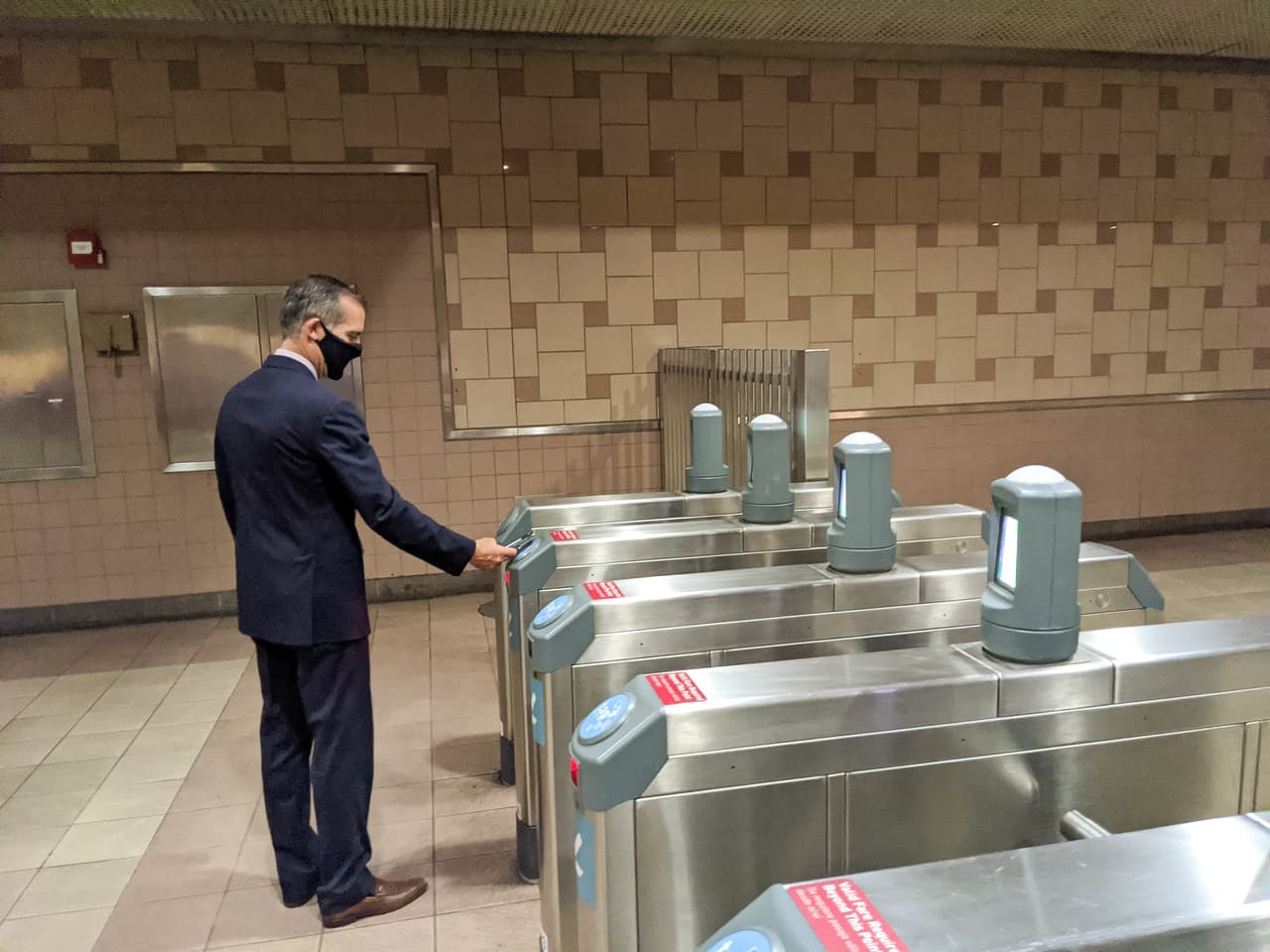 Un nuevo sistema para pagar los viajes del Metro sin contacto físico fue lanzado este jueves en
<a href="https://www.univision.com/local/los-angeles-kmex" target="_blank">Los Ángeles</a>.